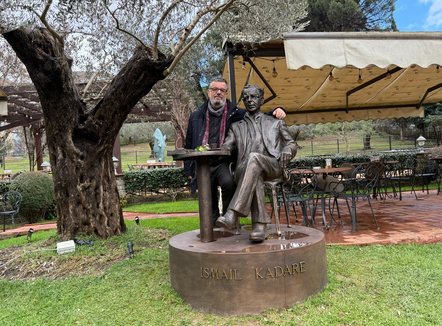 Një debat tërësisht i panevojshëm rreth dashurisë për Kadarenë!