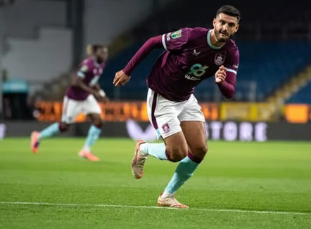 Pas 6 ndeshjeve radhazi si titullar, Broja e nis nga stoli