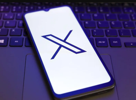 Bastisen zyrat e platformës “X” në Paris