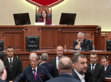 Tensione në Kuvend, ndërpritet seanca