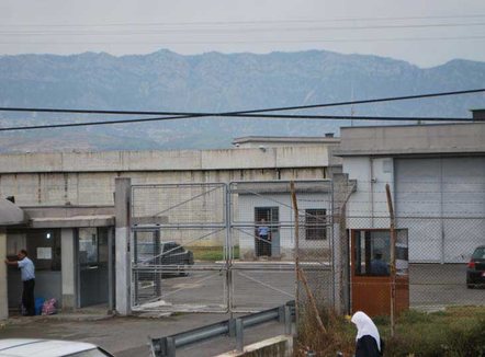 Kishte takim me të dënuarin, shtetasit i zbulohet lëndë narkotike e fshehur në pjesët intime  