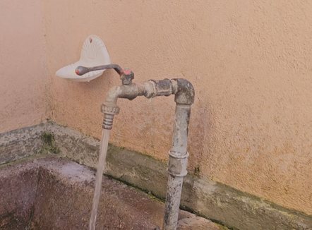 Vjen në çezma me erë të rëndë, banorët frikë se mos helmohen nga uji i pijshëm