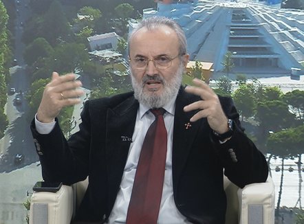 “Njerëzit duan të luftojnë me Zotin”, analiza e teologut për fenë e re me “AI”