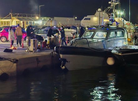 Skafi me refugjatë përplaset me anijen greke, të paktën 14 viktima