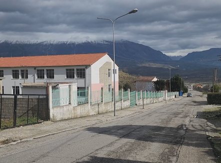 Paratë e hedhura dëm në Lazarat, as shkollë, as laborator për bimët medicinale