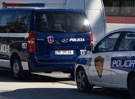 Familjarët dhunojnë 30-vjeçaren dhe i heqin lirinë pas konfliktit, zbulohen detajet  