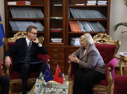 Gonzato takohet me Milva Ekonomin: Parlamenti ka një rol kyç në rrugëtimin e Shqipërisë drejt BE-së