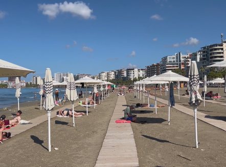 Çmime tavan për shezlongët, këshillat bashkiakë rimarrin në dorë plazhet