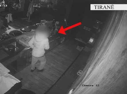 Kreu 150 vjedhje në dy vite në Tiranë, kapet hajduti serial vetëm 14-vjeç, në pranga dhe dy tutorët