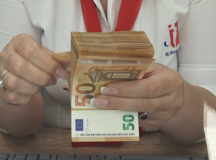 Paradoksi shqiptar, të varfër në përditshmëri, por depozitat në banka “thyejnë” rekord