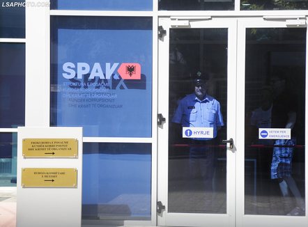 Ofruan para në këmbim të votës/ Gjykata shpall të fajshëm tre persona, por asnjëri nuk përfundon në burg  