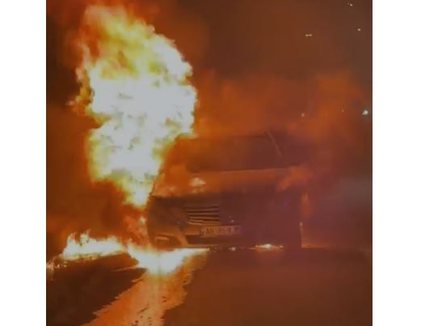 Përfshihet nga flakët automjeti në Vlorë