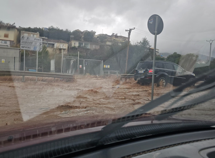 Moti i keq, përmbytet një pjesë e shëtitores në Himarë