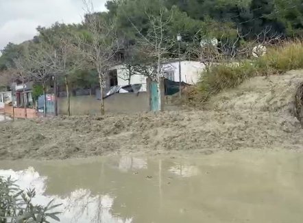 Rrëshqitjet e dherave bllokojnë rrugën në Currila, rrezik për banorët