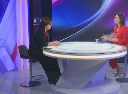 “Aktrim!” Nënkryetarja e Kuvendit për sherret në sallë: Agjendën politike ta bëjnë nga selia, kanë folur më shumë se ne