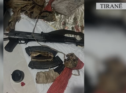 U kap me kallashnikov dhe municion në banesë, arrestohet 48-vjeçari