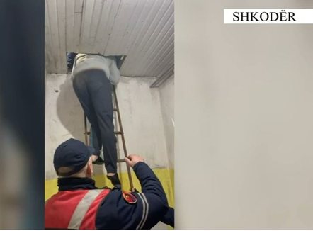 Tentoi të grabisë më thikë Postën dhe një market, kapet në tavanin e shtëpisë i riu në Shkodër