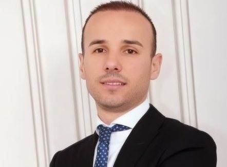 U arrestua në sallën e gjyqit, Prokuroria e Tiranës kërkon pushimin e çështjes ndaj avokatit Ulian Bajrami