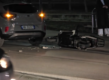 Motori elektrik përplaset me automjetin, një i plagosur në Vlorë