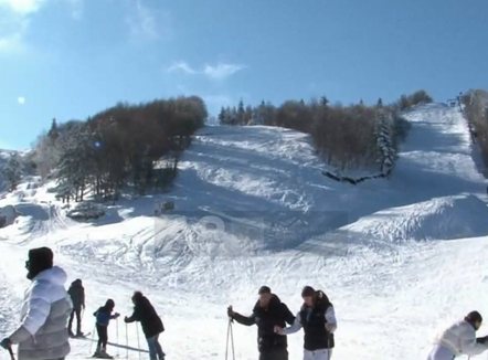  Dardhë me dëborë në shkurt, turistët mbushin fshatin