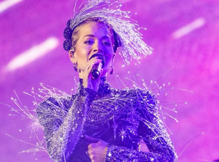 Rita Ora shkëlqen në Abu Dhabi me mesazhin : 