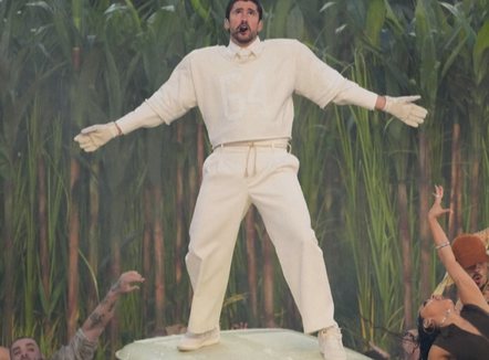 Trump e quan “fyerje të tmerrshme”, Bad Banny bën histori në Super Bowl: Së bashku jemi Amerika!