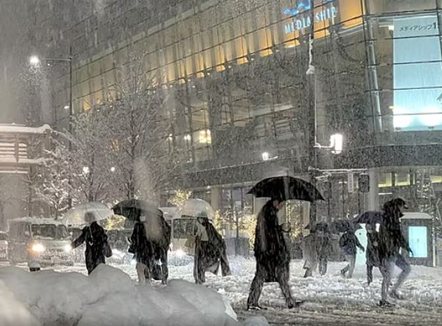 46 të vdekur dhe mbi 600 të plagosur nga reshjet e dendura të dëborës në Japoni