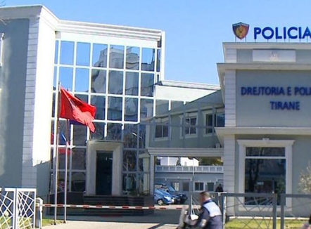 Kanosi një person me armën e shërbimit, pezullohet polici