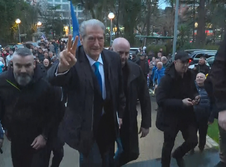 Tubimi i opozitës, protestuesit grumbullohen në selinë blu, pritet marshimi në drejtim të Kryeministrisë 