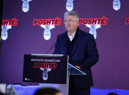 Nis protesta e opozitës para Kryeministrisë, Gjekmarkaj: Pushteti është gati të sakrifikojë Europën për të shpëtuar veten!