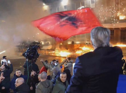 Kryeministria në flakë pas fjalës së Berishës