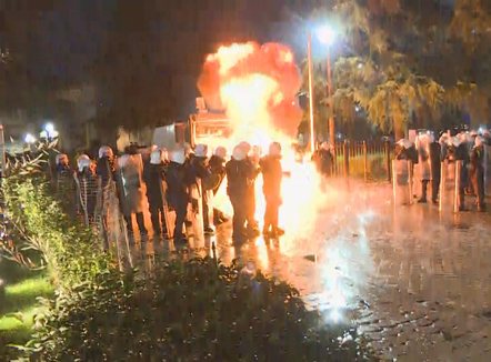 Përplasje te Parlamenti, protestuesit tentojnë të çajnë kordonin policor