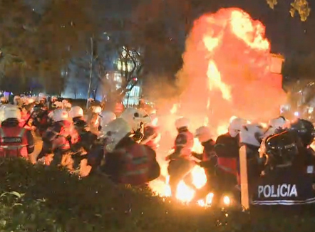 Përshkallëzohet situata para Parlamentit, protestuesit hedhin molotov, policia përgjigjet me gaz lotsjellës