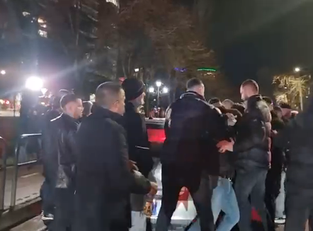 Bllokohet rruga përballë selisë së PD-së, përplasje mes protestuesve dhe qytetarëve