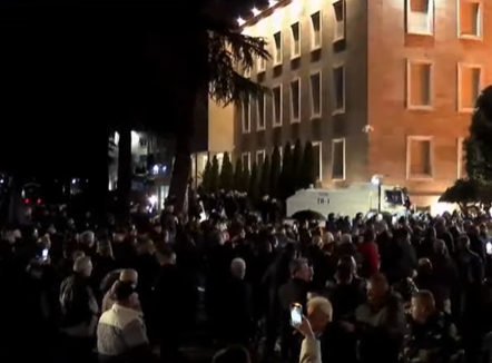 Policia shoqëron 13 protestues pas përplasjeve të dhunshme