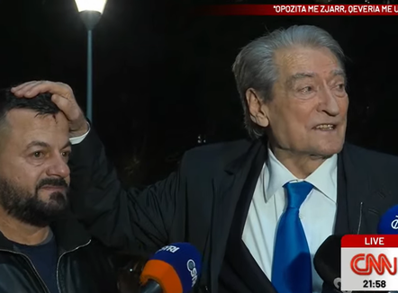 Sali Berisha me protestuesin: Iliri është goditur me snajper, ka marrë një plumb gome në ballë 