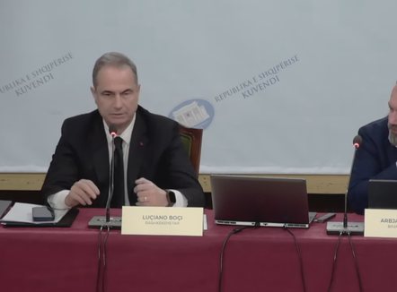 Në tryezë një ditë pas protestës! Komisioni i Reformës Territoriale mblidhet mes tensioneve politike