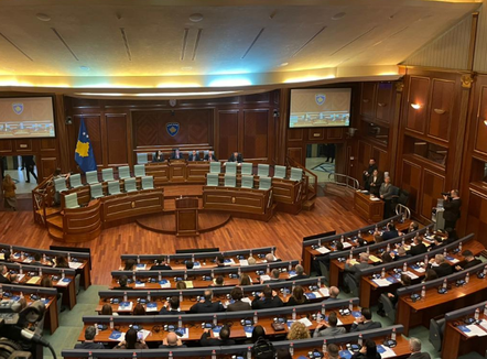 Nis seanca konstituive e Kuvendit të Kosovës, pritet propozimi i Haxhiut si kryeparlamentare