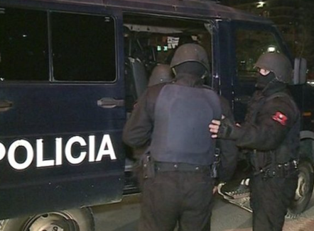 Policia godet një grup kriminal në Elbasan, lëndohet një efektiv gjatë operacionit