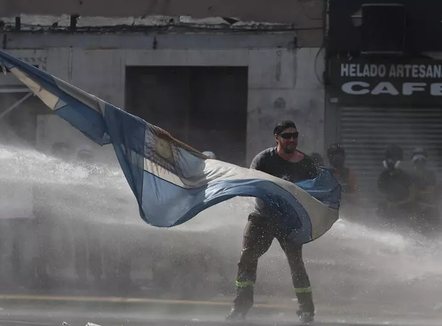 Përleshje të dhunshme para Parlamentit në Argjentinë, 37 të arrestuar 