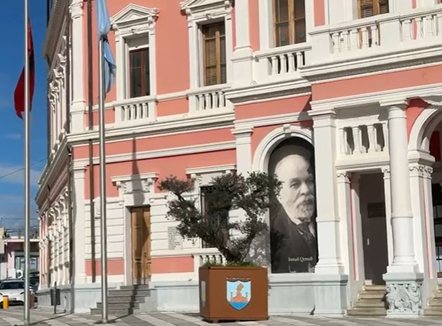 Prokuroria “zbarkon” në Bashkinë e Vlorës, hetime për paga fiktive dhe administrimin e plazheve