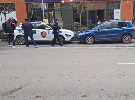 Hyri me dy kallashnikovë në bankë dhe qëlloi në dysheme, policia jep detaje nga tentativa e grabitjes në Tiranë 