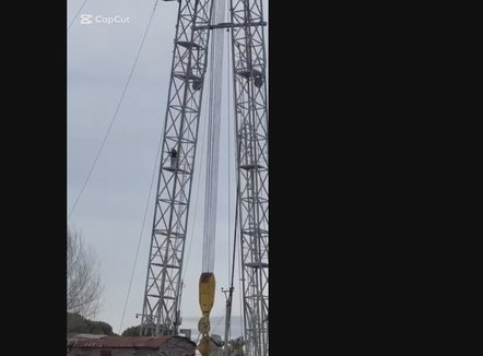 2 muaj pa pagë, flet për A2CNN gruaja që hipi në majë të kullës në Kuçovë: Hipa se nuk më dhanë lekët