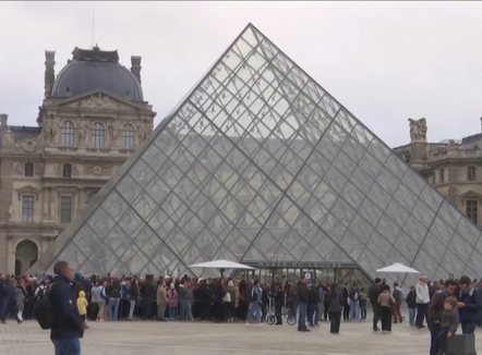 Mashtrimi i madh me biletat në Luvër, dëme 10 milionë euro dhe 9 të arrestuar në Francë