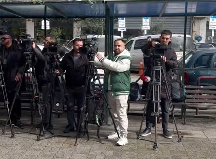 Solidarizim me kolegun e lënduar gjatë protestës, operatorët televizivë bojkotojnë filmimet e funksionarëve të PD në Gjykatën e Tiranës 