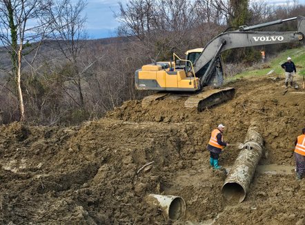Defekt në tubacion, mbeten pa ujë disa lagje në Durrës