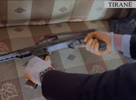 I gjenden arsenal armësh dhe municion luftarak, arrestohet 63-vjeçari në Bërzhitë