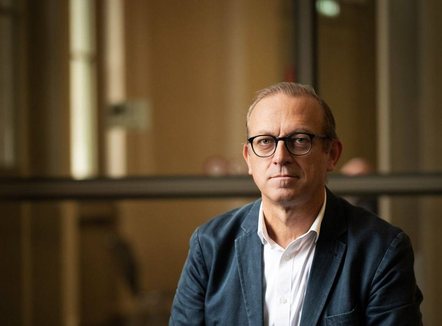 A i dëgjon ndokush sinjalet?