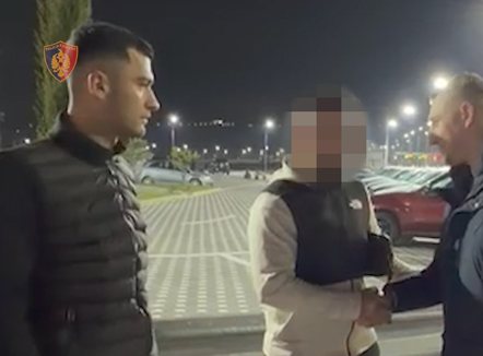 Policët gjejnë dhe kthejnë çantën me 1000 euro, Proda i përgëzon