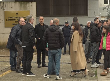   Pas 7 të miturve, Gjykata e Tiranës liron nga burgu 14 protestues